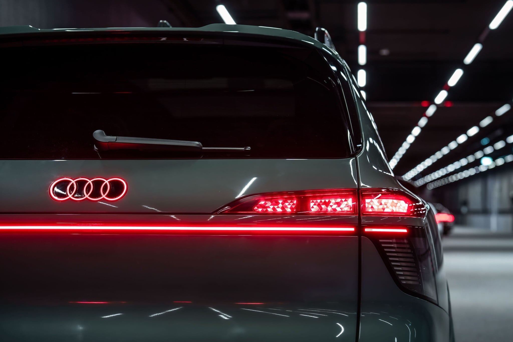 Audi Q9 với đèn hậu OLED cong 3D: lần đầu trên xe sản xuất hàng loạt, 512 phân đoạn sáng